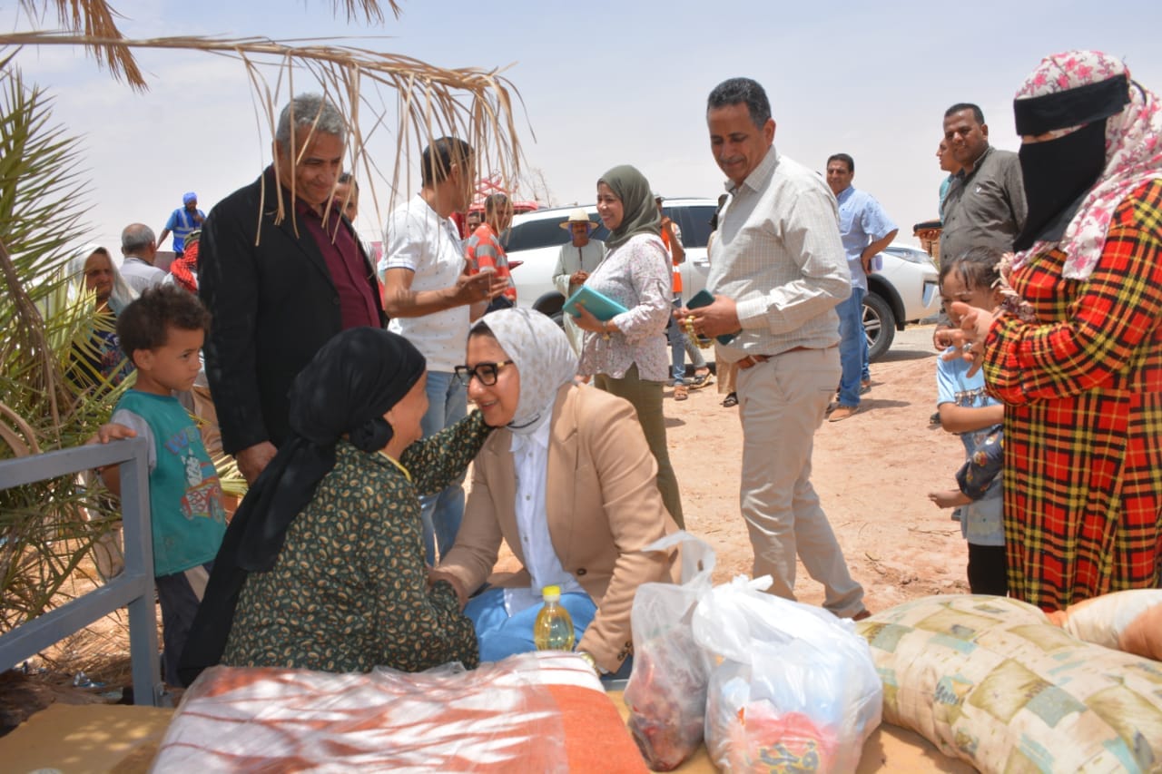 قافلة غذائية وجولة تفقدية لنائبة محافظ الوادي الجديد للقرى المضارة من الامطار  (6)