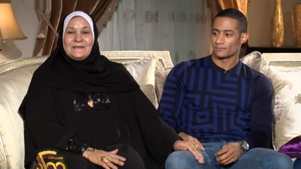 بالفيديو والدة محمد رمضان عن نجلها مبيسبش فرض من رابعة ابتدائي