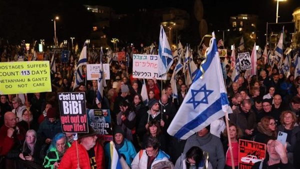 آلاف الإسرائيليين يتظاهرون للمطالبة بإسقاط حكومة نتنياهو وصفقة مع "حماس" 