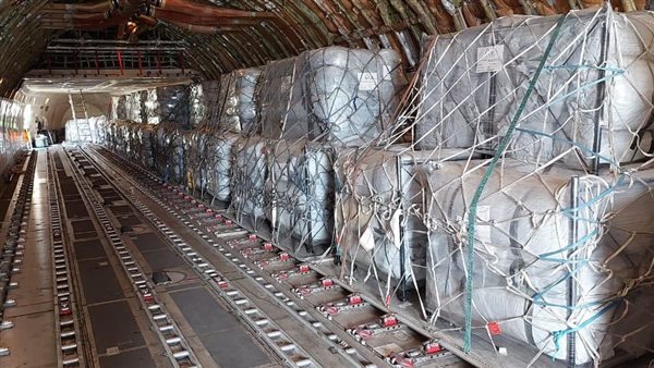 مطار العريش يستقبل ثاني طائرة مساعدات إلى غزة محملة بـ 1530 خيمة