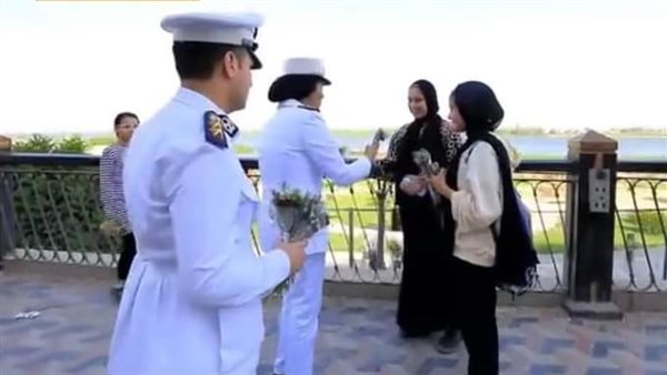 شرطة بني سويف توزع ورود وزهور على المواطنين للاحتفال بعيد الأضحى 
