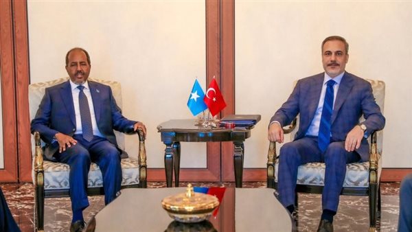 الرئيس الصومالي يلتقي وزير الخارجية التركي في أنقرة 