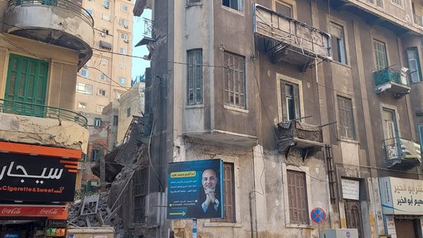 انهيار جزئي لعقار قديم بمنطقة كامب شيزار وسط الإسكندرية 