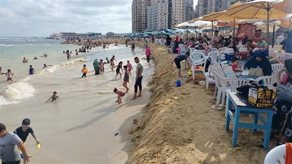 إقبال ملحوظ على شواطئ الإسكندرية في ثالث أيام عيد الأضحى