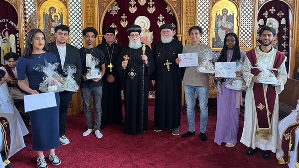 الأنبا أرساني يحتفل بتخرج أبناء كنيسة "مارمرقس" بلاهاي