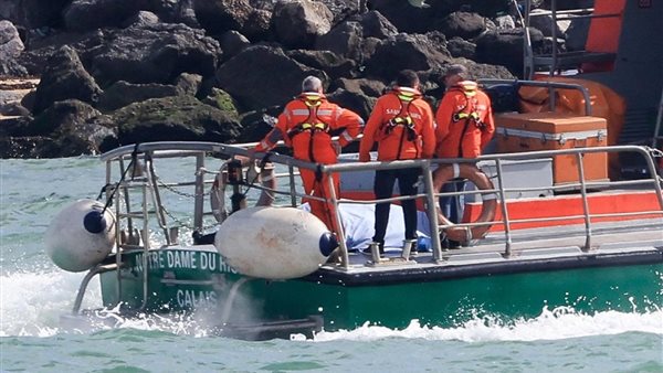 وفاة 4 مهاجرين بينهم طفل في حادثين أثناء محاولتهم الوصول إلى بريطانيا 